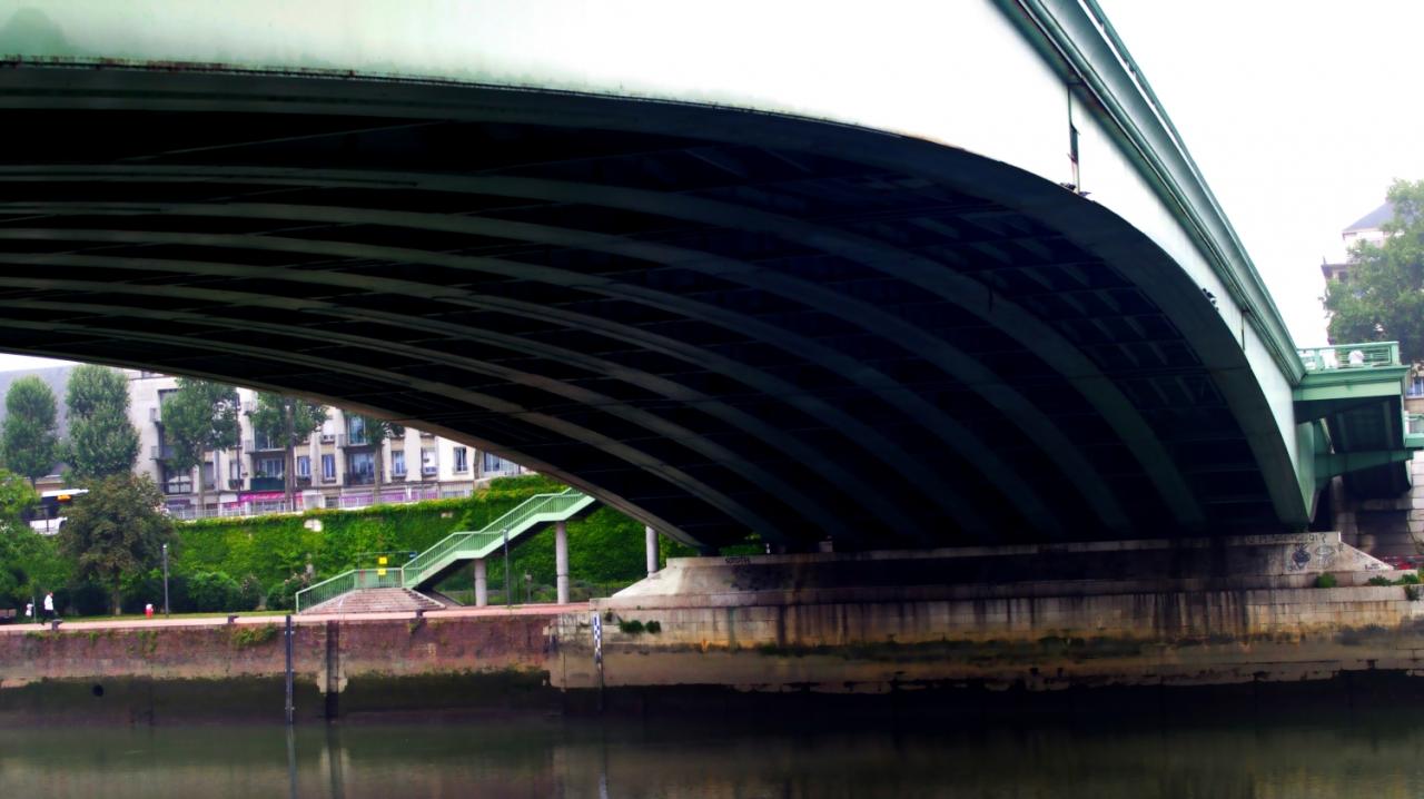 un des côtés du pont Corneille Rouen